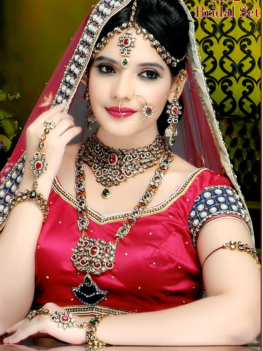 exclusive set of full bridal jewellery,this full bridal jewellery set  contain a choker necklace chtiznd