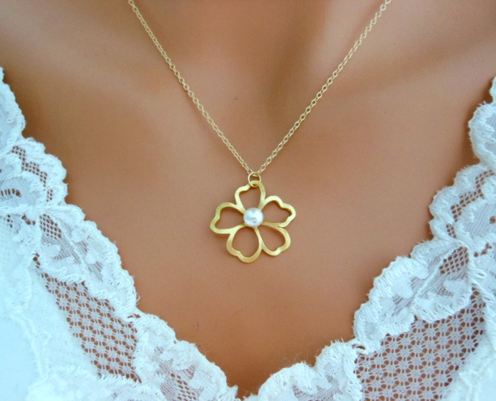 Is Flower Necklace Fashionable?