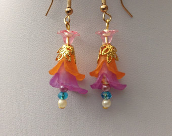 lucite/crystal/pearl funky earrings. multi colour funky  lucite/crystalearrings. ndtzyhu