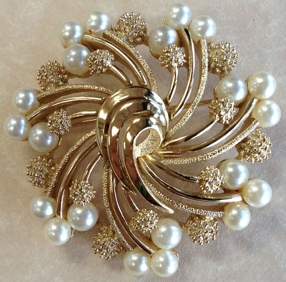 pearl brooch vintage 1950u0027s trifari faux pearl costume brooch/ pin, gold toned amvqikx