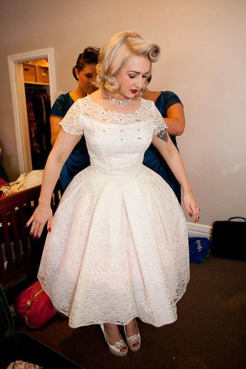 vintage rockabilly wedding dress and hair. i really like this dress. (maybe  for djfgwbc