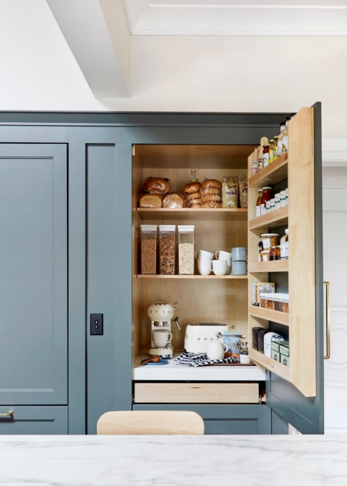 Using modern small kitchen storage for a tidy dream kitchen 22