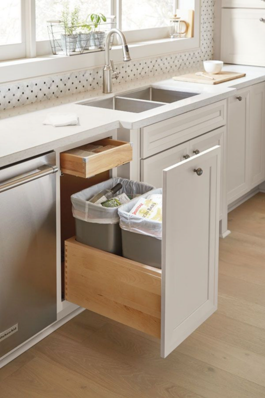Save time and resources with the modern storage and organization solution for the kitchen 23