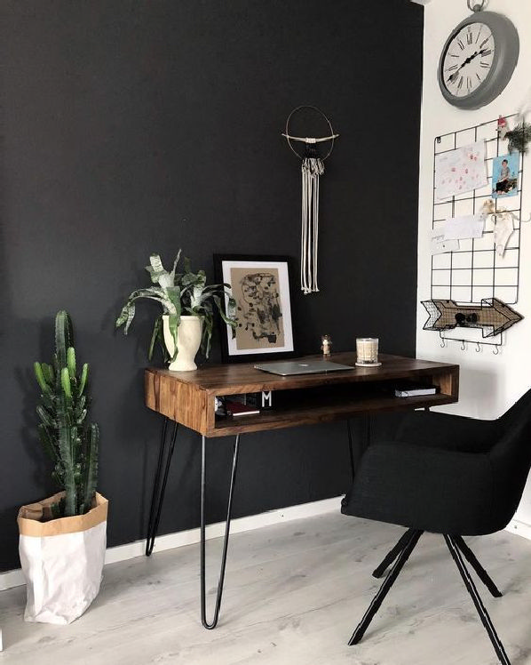 Design ideas for the home office in the black wall trend 16