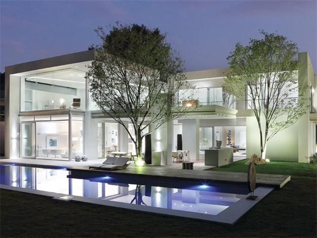 Spacious Modern House with Glass Walls Shows Off Chic Interior .