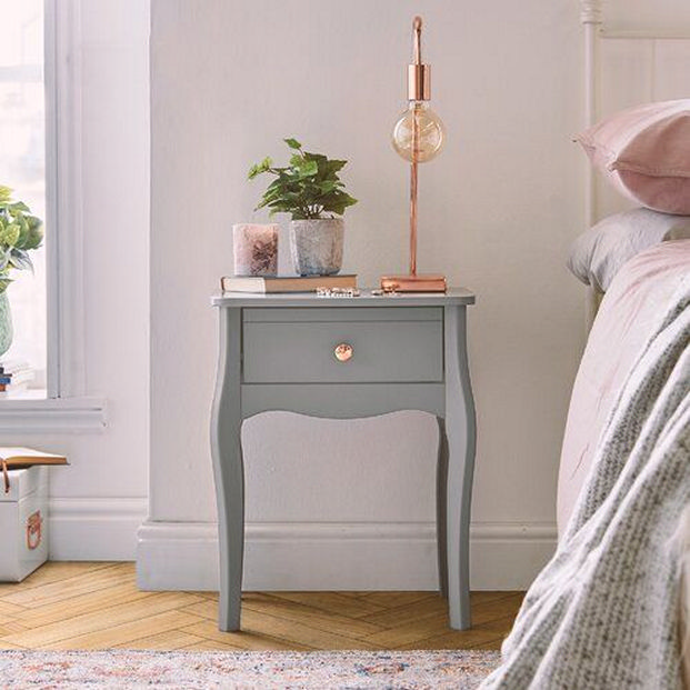 How You Can Take Advantage of Your Bedside Table? | homezide