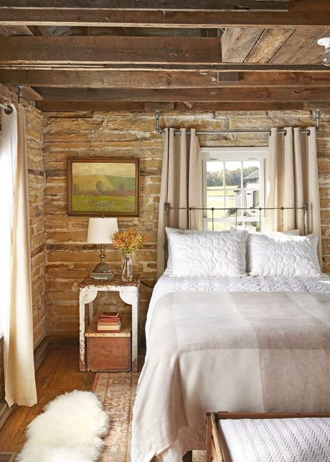 Rustic Decorations in Your Bedroom